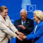 Préstamo de la UE a Ucrania: 90.000 millones € para ayudar a Ucrania a frenar a la Rusia de Putin y proteger Europa Ursula von der Leyen (d), presidenta de la Comisión Europea, está junto a António Costa, presidente del Consejo Europeo, y Mette Frederiksen (i), primera ministra de Dinamarca, en la rueda de prensa posterior a la cumbre de la UE del 19 de diciembre de 2025. (Michael Kappeler/picture alliance vía Getty Images)