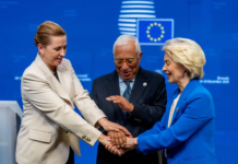 Préstamo de la UE a Ucrania: 90.000 millones € para ayudar a Ucrania a frenar a la Rusia de Putin y proteger Europa Ursula von der Leyen (d), presidenta de la Comisión Europea, está junto a António Costa, presidente del Consejo Europeo, y Mette Frederiksen (i), primera ministra de Dinamarca, en la rueda de prensa posterior a la cumbre de la UE del 19 de diciembre de 2025. (Michael Kappeler/picture alliance vía Getty Images)