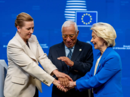 Ursula von der Leyen (d), presidenta de la Comisión Europea, está junto a António Costa, presidente del Consejo Europeo, y Mette Frederiksen (i), primera ministra de Dinamarca, en la rueda de prensa posterior a la cumbre de la UE del 19 de diciembre de 2025. (Michael Kappeler/picture alliance vía Getty Images)