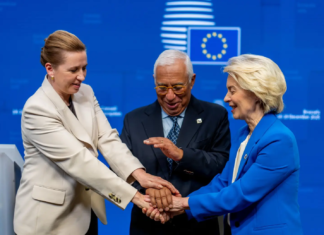 Préstamo de la UE a Ucrania: 90.000 millones € para ayudar a Ucrania a frenar a la Rusia de Putin y proteger Europa Ursula von der Leyen (d), presidenta de la Comisión Europea, está junto a António Costa, presidente del Consejo Europeo, y Mette Frederiksen (i), primera ministra de Dinamarca, en la rueda de prensa posterior a la cumbre de la UE del 19 de diciembre de 2025. (Michael Kappeler/picture alliance vía Getty Images)