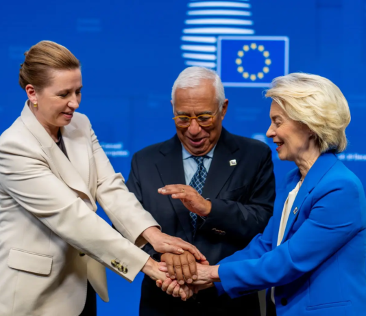 Préstamo de la UE a Ucrania: 90.000 millones € para ayudar a Ucrania a frenar a la Rusia de Putin y proteger Europa Ursula von der Leyen (d), presidenta de la Comisión Europea, está junto a António Costa, presidente del Consejo Europeo, y Mette Frederiksen (i), primera ministra de Dinamarca, en la rueda de prensa posterior a la cumbre de la UE del 19 de diciembre de 2025. (Michael Kappeler/picture alliance vía Getty Images)