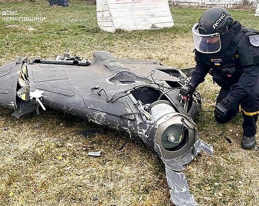 Ucrania y Rusia intercambian prisioneros mientras Witkoff celebra los ‘resultados tangibles’ de las negociaciones de paz en Abu Dabi Remains_of_Shahed_drone_in_Chernihiv_Oblast,_2025-12-25_(01)