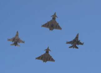 F-16 rumano derriba dron que violó espacio aéreo de la OTAN sobre el Mar Negro F 16 And Eurofighter Typhoon Flying In Formation