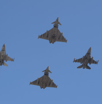 F-16 rumano derriba dron que violó espacio aéreo de la OTAN sobre el Mar Negro F 16 And Eurofighter Typhoon Flying In Formation