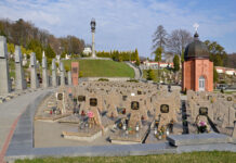 Zelensky se reúne con Trump en Washington mientras evaluación de campaña ofensiva rusa muestra planes de movilización del Kremlin Ukrainian Military Cemetery At Lychakiv Cemetery 01