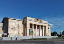 Ucrania entierra a soldados desconocidos mientras las familias esperan años por su identificación Winnitsa Opernhausplatz 20260704 01cr optimized