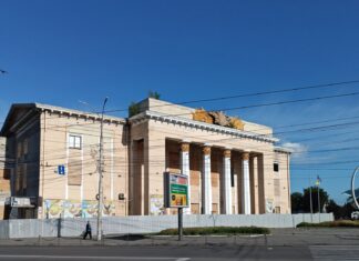 Ucrania entierra a soldados desconocidos mientras las familias esperan años por su identificación Winnitsa Opernhausplatz 20260704 01cr optimized