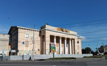 Ucrania entierra a soldados desconocidos mientras las familias esperan años por su identificación Winnitsa Opernhausplatz 20260704 01cr optimized