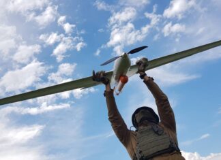 Evaluación de la campaña ofensiva rusa: Ucrania avanza y ataca infraestructura militar rusa PUNISHER DRONE held by Ukrainian soldier