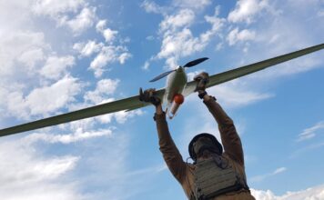 Evaluación de la campaña ofensiva rusa: Ucrania avanza y ataca infraestructura militar rusa PUNISHER DRONE held by Ukrainian soldier