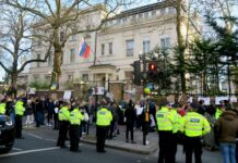 Rusia amenaza al Reino Unido por los drones británicos utilizados por Ucrania Russian Embassy London Ukraine Anti War Demonstration 26Feb2022 (2) optimized