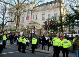 Rusia amenaza al Reino Unido por los drones británicos utilizados por Ucrania Russian Embassy London Ukraine Anti War Demonstration 26Feb2022 (2) optimized